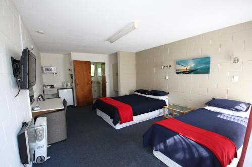 Llit o llits en una habitació de Midway Pacifica Lodge