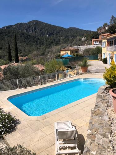 Villa avec piscine dans les oliviers