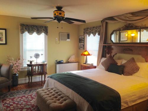 Postel nebo postele na pokoji v ubytování The Stirling House Waterfront Inn Greenport