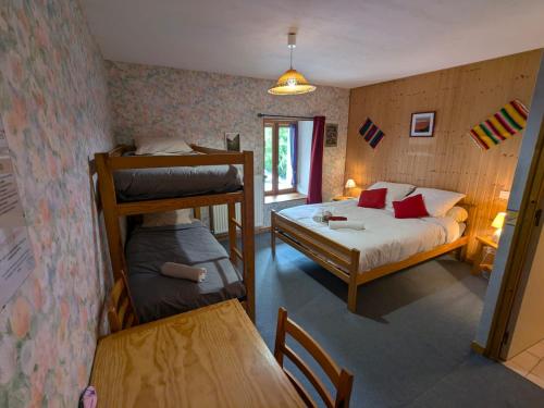 une chambre avec deux lits superposés et une table dans l'établissement La Posada, à Saint-Paul