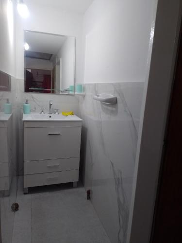 Ένα μπάνιο στο "Departamento 3 Dormitorios con Garaje y Terraza con Parrilla -StayNeuquen- Hasta 6 huéspedes