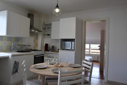 une cuisine avec une table avec des verres à vin dessus dans l'établissement Quiet apartment behind Cattenom, à Thionville