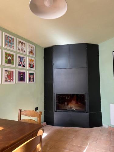 a living room with a black wall with a fire place at Casa Ziranu Sa Domo e su Cantaru in Orani