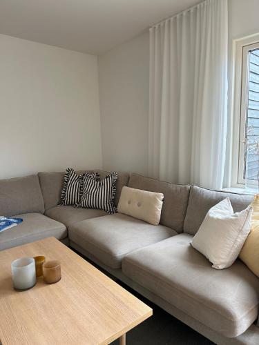 a living room with a couch and a table at Modernt boende med perfekt läge i Jönköping in Jönköping