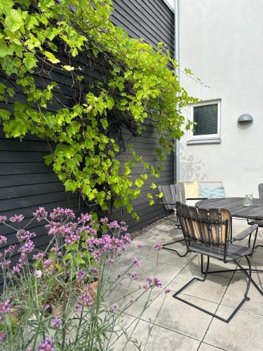 a patio with a table and some flowers at Modernt boende med perfekt läge i Jönköping in Jönköping