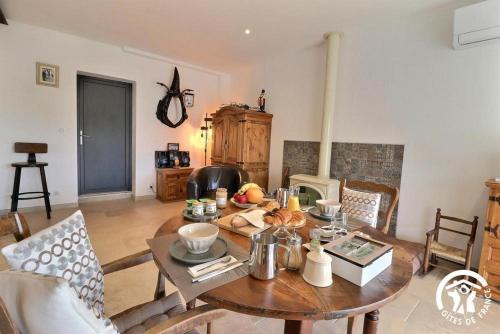 une salle à manger avec une table et des chaises en bois dans l'établissement Au Temps des Secrets chambre d'hôtes, à Roquevaire