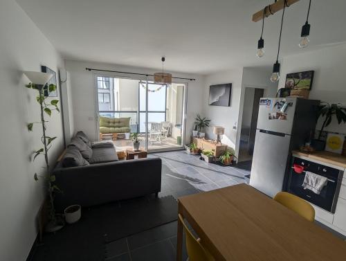 Il dispose d'une cuisine et d'un salon avec un canapé et un réfrigérateur. dans l'établissement Apartment for 2 people in Annecy, à Annecy