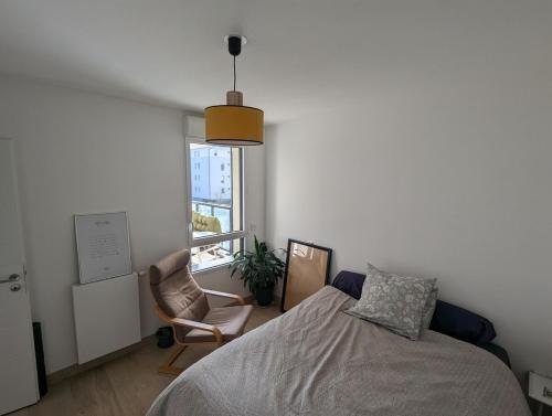 une chambre avec un lit, une chaise et une fenêtre dans l'établissement Apartment for 2 people in Annecy, à Annecy