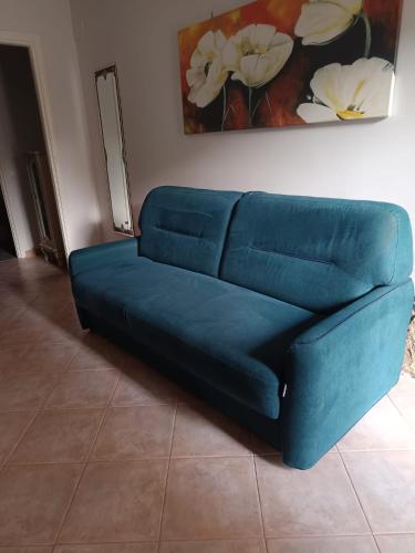 a blue couch sitting in a living room at Patty's House in Gavignano