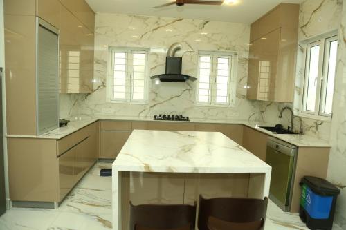 Kuchyň nebo kuchyňský kout v ubytování 3BR3BT 5km to Chennai Airport Modern Cove
