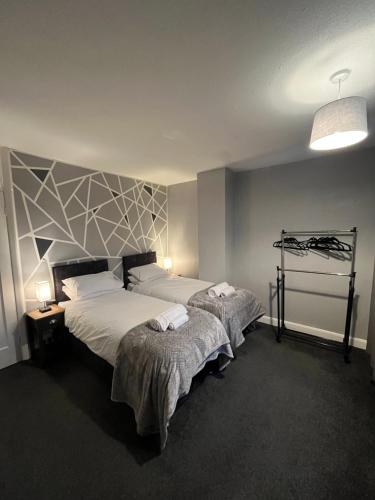 Postel nebo postele na pokoji v ubytování Purcell Guest House - Cosy Stay - Terrace - Entire 2 Story House - Contractors - Family - Sleeps 5 - 2 Kingsize or 4 Single beds - Sofa bed -