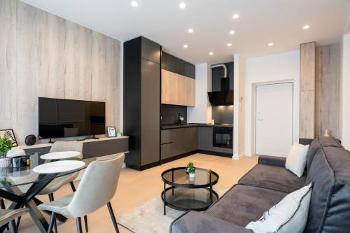 Køkken eller tekøkken på Lavender Luxury King bed Apartment, underground parking Near Promenada Bussiness Center