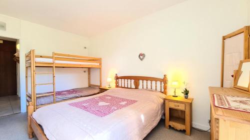une chambre avec un lit et un lit superposé dans l'établissement Résidence Belier - Appartement confortable et lumineux · Au pied des pistes · WIFI gratuit et illimité MAE-7384, à Flaine