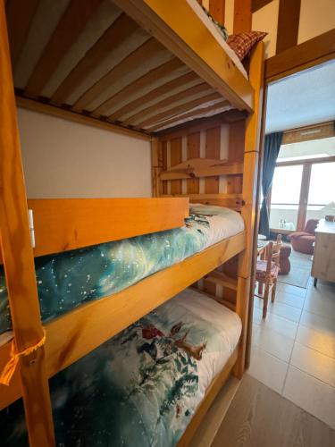 - une chambre avec 2 lits superposés dans une cabine dans l'établissement La belle échappée, à Prénatier