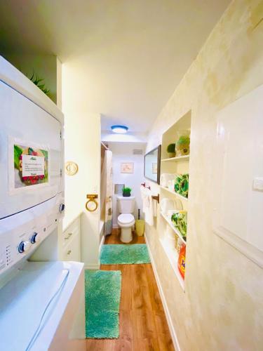Un baño de Aloha Beach Retreat, Ocean Front With AC