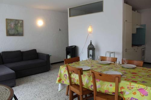 un salon avec une table et un canapé dans l'établissement Maison 3 pièces 6 couchages PORT LA NOUVELLE PN000-127, à Port-la-Nouvelle