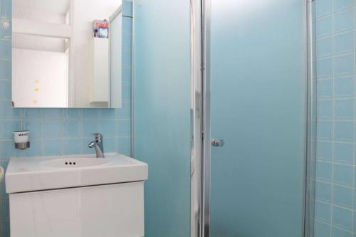 une salle de bain avec un lavabo et une douche dans l'établissement Maison 3 pièces 6 couchages PORT LA NOUVELLE PN000-127, à Port-la-Nouvelle