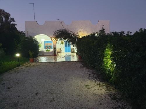 un ingresso a una casa con arco di VENTO IN POPPA a Plemmirio