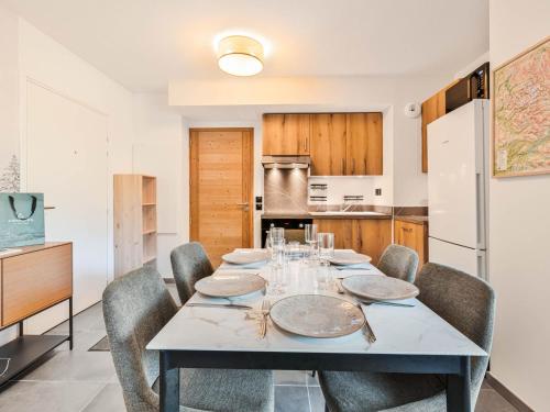 Photo de la galerie de l'établissement Appartement neuf avec terrasse et garage au Monêtier-les-Bains - FR-1-808-18, au Monêtier-les-Bains