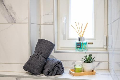 - une paire de gants assis sur un lavabo dans la salle de bains dans l'établissement Au Cocon de J, à Obernai