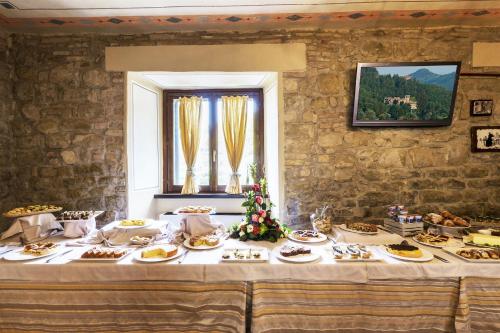 a table with food on it in a room with a window at Il Melograno Agriturismo & SPA in Pianello
