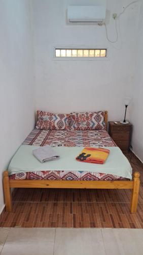 ビサウにあるCasa Zauad low cost family houseのベッド1台が備わる客室です。