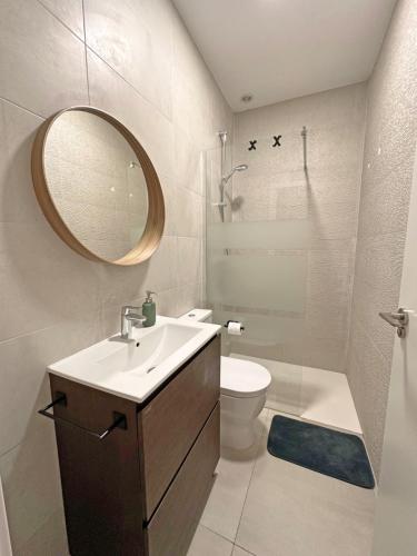 トレドにあるMaxipauの洗面台、トイレ、鏡のあるバスルーム