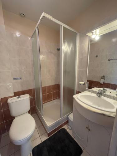 Koupelna v ubytování Sensation, chambre 2 lits pour 3 personnes, avec salle de bain privative