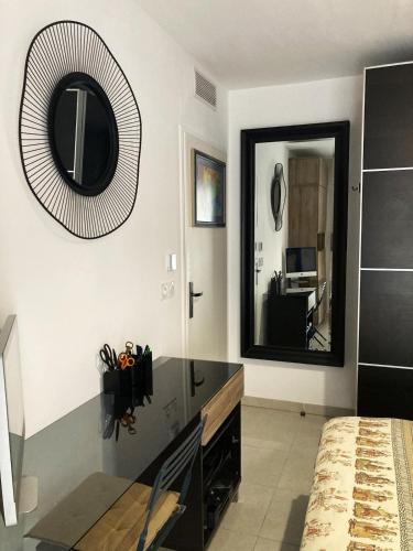 - une chambre avec un miroir mural dans l'établissement Proche Vieux-Port Mucem et plage T2 avec terrasse, à Marseille