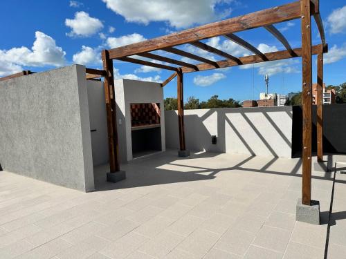 Afbeelding uit fotogalerij van Depto céntrico en Pinamar con parrilla y piscina en la terraza in Pinamar