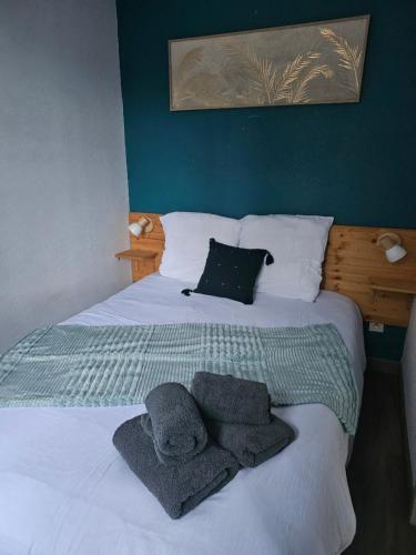 a bedroom with a bed with towels on it at Résidence du Soleil in Collioure