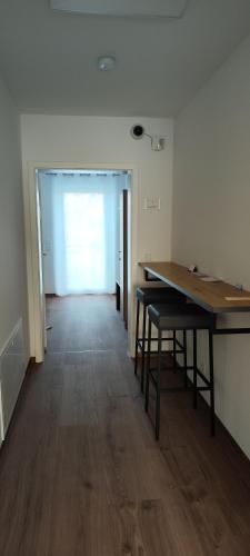 an empty room with a table and a hallway at Apartments Seibel Doppel-Zweibettzimmer mit Balkon in Reutlingen