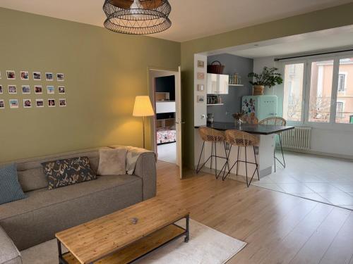 un salon avec un canapé et une table dans l'établissement Beautiful and spacious T4 with garage, great location, à Dijon