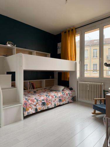 - une chambre avec des lits superposés blancs dans l'établissement Beautiful and spacious T4 with garage, great location, à Dijon