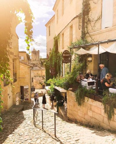 Un groupe de personnes marchant dans une rue pavée dans l'établissement 6- Hypercentre, 4pers, Climatisation ,Terrasse, Netflix, à Libourne