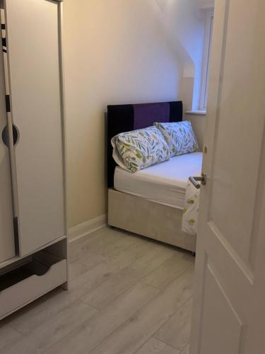 a small bedroom with a bed and a mirror at Komegloba Mega room in Manchester