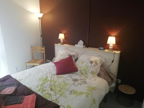 une chambre avec un lit avec des fleurs dessus dans l'établissement Appart 3 pieces cosy avec parking proche centre ville, à Cahors