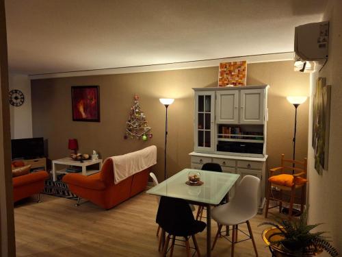 un salon avec un sapin de Noël au mur dans l'établissement Appart 3 pieces cosy avec parking proche centre ville, à Cahors