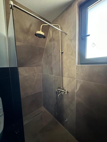 Gallery image of Luxurious cabin for couples with hot tub lake view in Aleksinac