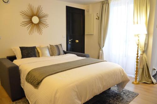 une chambre avec un grand lit et une fenêtre dans l'établissement Luxury Apartment in the Golden Triangle - Paris, à Paris