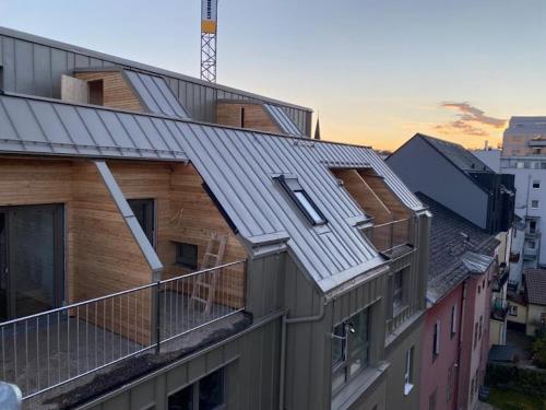 a building with a metal roof on top of it at MozartLoft in Linz