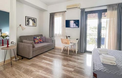 un soggiorno con un divano e un letto di OUTParga Apartment 4 a Párga