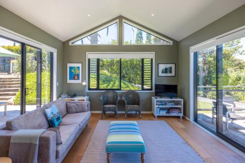 Ruang duduk di Art Lovers Retreat - Stay Waiheke