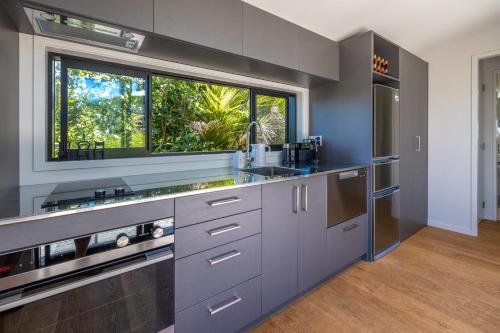 Dapur atau dapur kecil di Art Lovers Retreat - Stay Waiheke