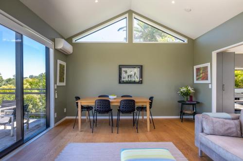 Ruang duduk di Art Lovers Retreat - Stay Waiheke
