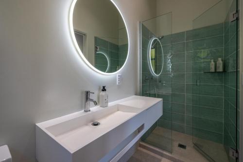 Bilik mandi di Art Lovers Retreat - Stay Waiheke