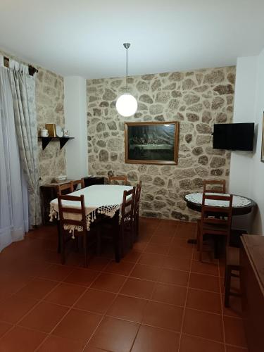a dining room with a table and chairs at Casa Pires Mateus in Monsanto