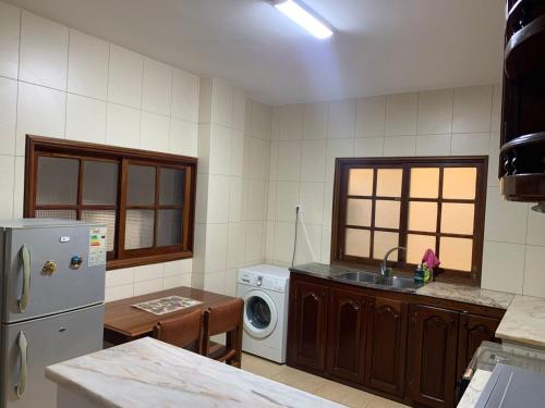 una cocina con fregadero y lavadora en Two Bedroom Condo, Mindelo, en Mindelo