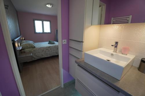 Ένα ή περισσότερα κρεβάτια σε δωμάτιο στο Villa moderne à deux pas de Lyon