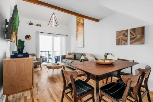 un soggiorno con tavolo e sedie in legno di Japandi, 3BD Townhome Near Downtown, Beach and Wineries a Traverse City